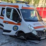 O ambulanta aflata in misiune a ramas prinsa intr o groapa imensa in centrul pietonal