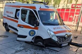 O ambulanta aflata in misiune a ramas prinsa intr o groapa imensa in centrul pietonal