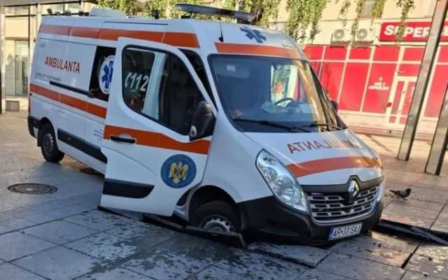 O ambulanta aflata in misiune a ramas prinsa intr o groapa imensa in centrul pietonal