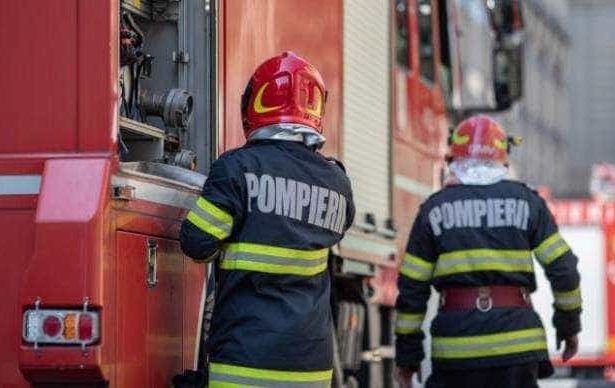 Panica pe Valea Oltului locomotiva in flacari Traficul pe DN7 si pe calea ferata a fost oprit