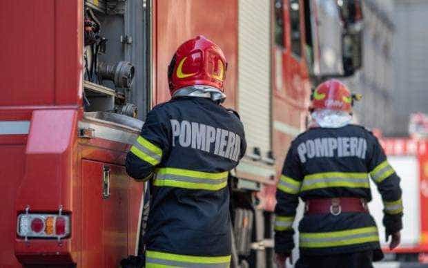 Panica pe Valea Oltului locomotiva in flacari Traficul pe DN7 si pe calea ferata a fost oprit