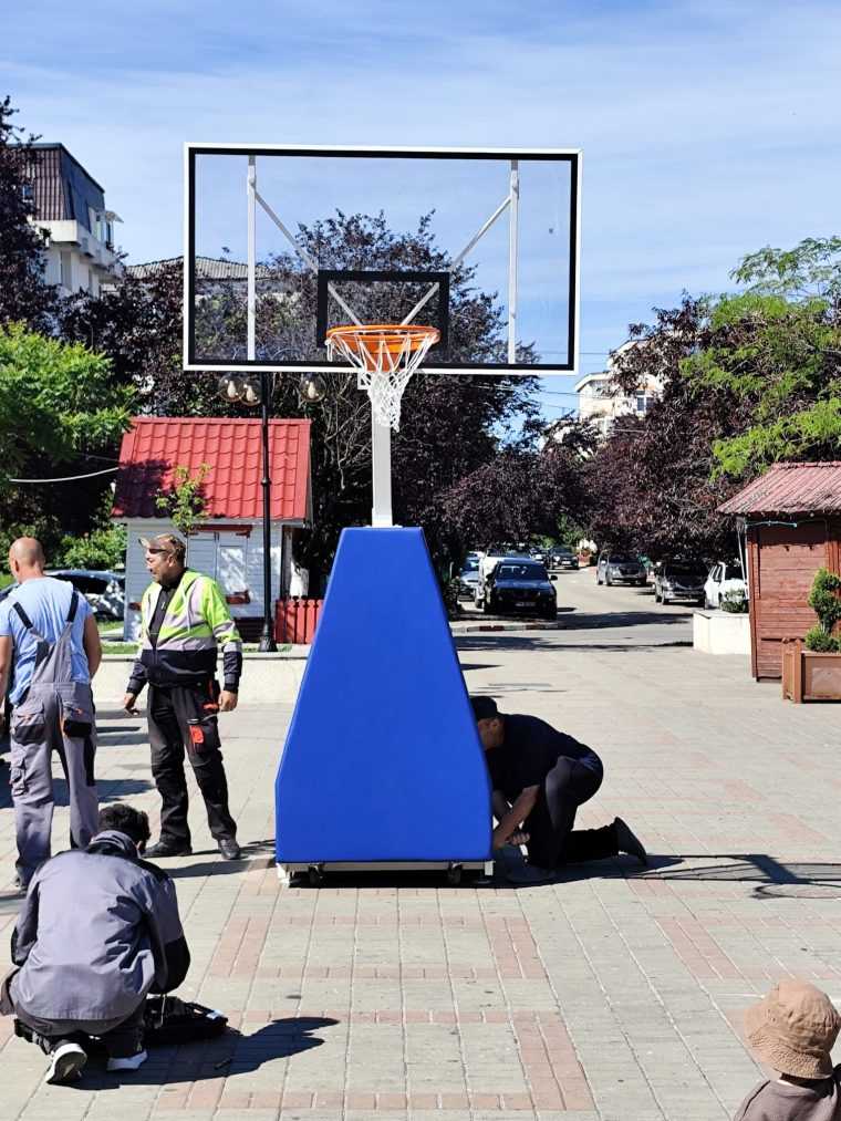 Panouri de baschet instalate la Mioveni in Centrul Civic