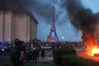 Parisul zguduit de violente dupa finala Champions League peste 400 de retineri si incendii pe strazi