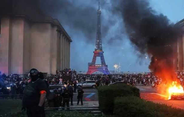 Parisul zguduit de violente dupa finala Champions League peste 400 de retineri si incendii pe strazi
