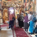Pitestenii se inchina si saruta racla cu Moastele Sfintei Maria Magdalena