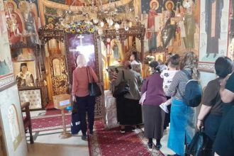 Pitestenii se inchina si saruta racla cu Moastele Sfintei Maria Magdalena