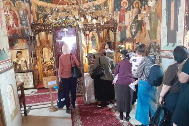 Pitestenii se inchina si saruta racla cu Moastele Sfintei Maria Magdalena