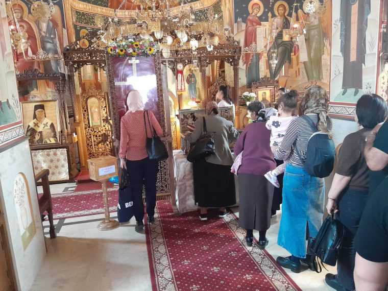 Pitestenii se inchina si saruta racla cu Moastele Sfintei Maria Magdalena