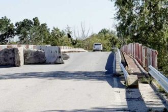 Primarul Liviu Nastase este revoltat Pe podul din Cateasca oficial inchis masinile shpagarilor si ale celor corupti circula fara nicio problema
