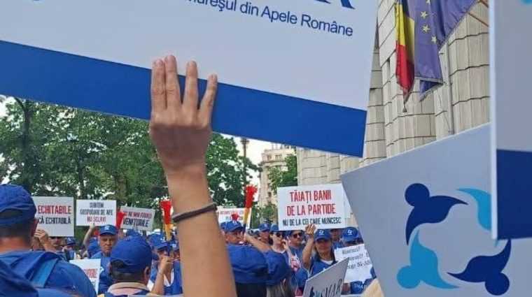 Sute de angajati de la Apele Romane protesteaza joi pentru deblocarea angajarilor