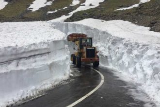 Transfagarasanul acoperit de 5 metri de zapada Drumarii se confrunta cu nameii si pietrele aduse de avalanse