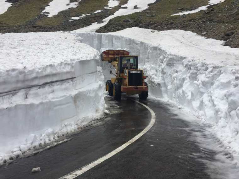 Transfagarasanul acoperit de 5 metri de zapada Drumarii se confrunta cu nameii si pietrele aduse de avalanse
