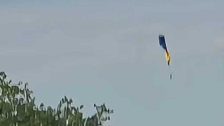 Un parasutist a cazut in gol deoarece echipamentul nu s a deschis in timpul saltului