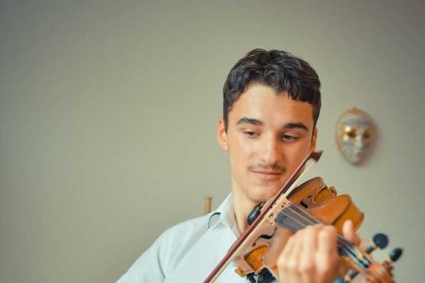 Un violonist isi face debutul la Filarmonica Pitesti