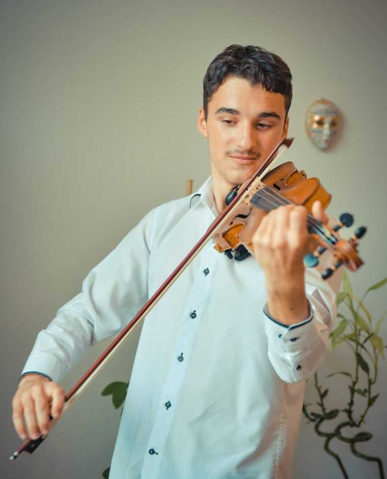 Un violonist isi face debutul la Filarmonica Pitesti