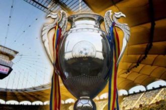 Universitatea Craiova si U Cluj cu trofeul in fata