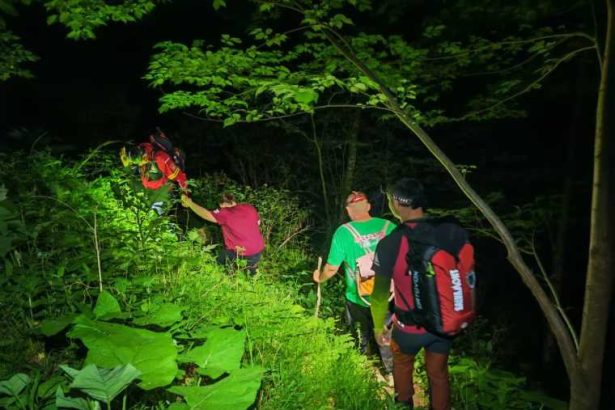 Video Doi turisti blocati in Valea lui Stan salvati de catre salvamontisti