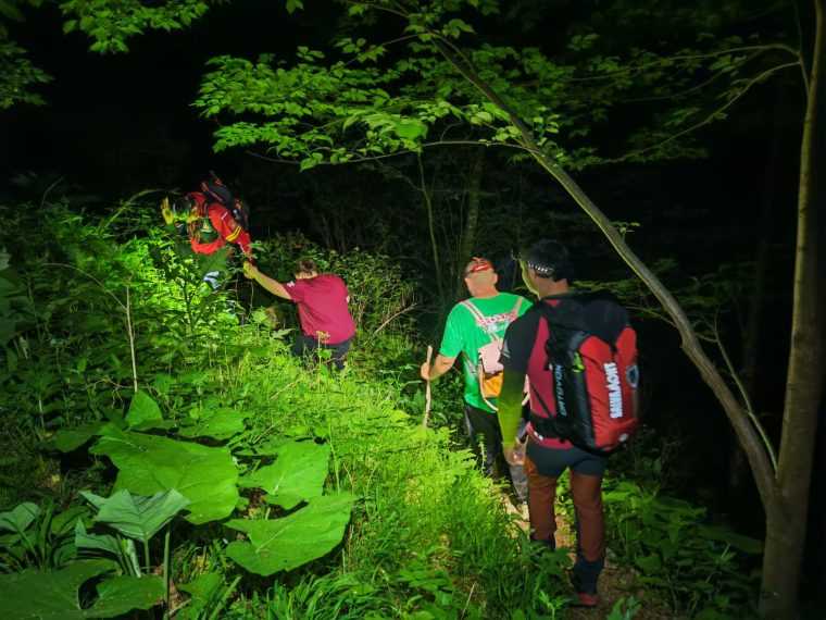 Video Doi turisti blocati in Valea lui Stan salvati de catre salvamontisti