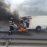 Video O masina a fost cuprinsa de flacari langa Pitesti pe autostrada