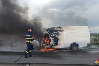 Video O masina a fost cuprinsa de flacari langa Pitesti pe autostrada