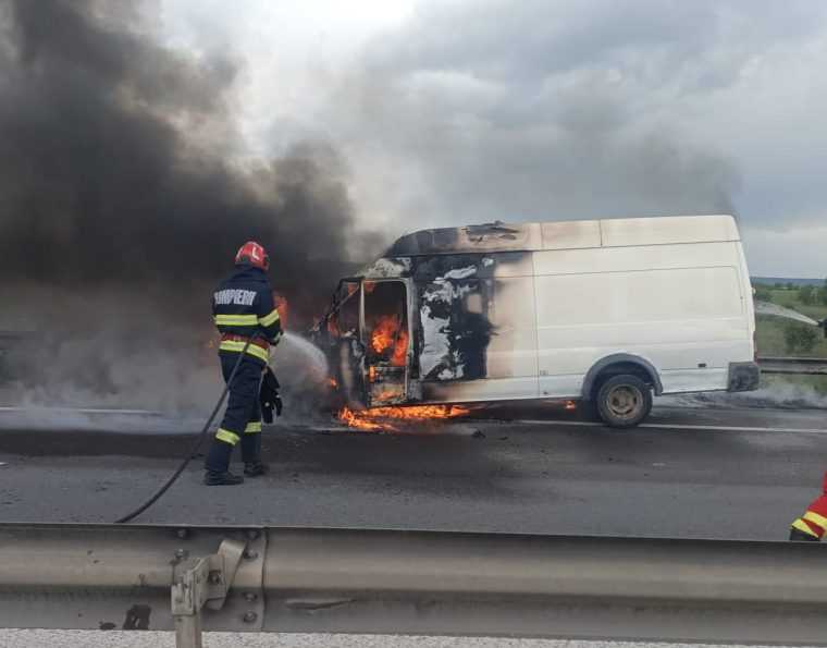 Video O masina a fost cuprinsa de flacari langa Pitesti pe autostrada