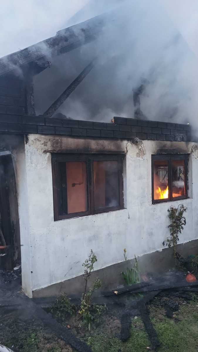Video incendiu intr o gospodarie din comuna Bughea de Sus