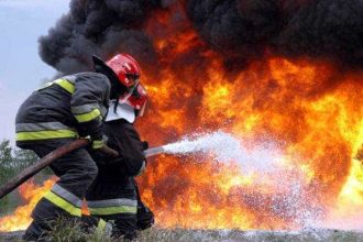 fulger distrugator in galati o casa a ars aproape in totalitate in doar cateva minute iar un barbat a fost internat la spital