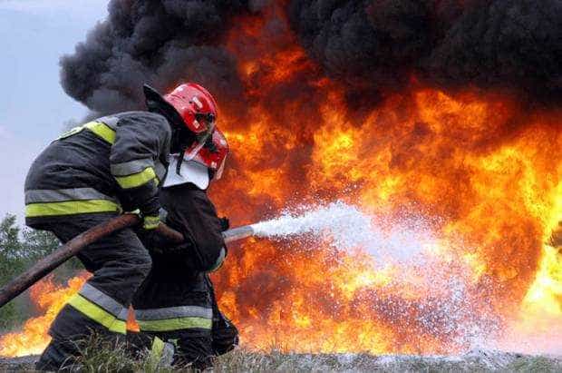 fulger distrugator in galati o casa a ars aproape in totalitate in doar cateva minute iar un barbat a fost internat la spital