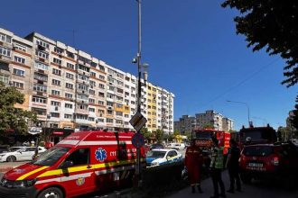 incendiu la etajul 8 in pitesti doua persoane evacuate
