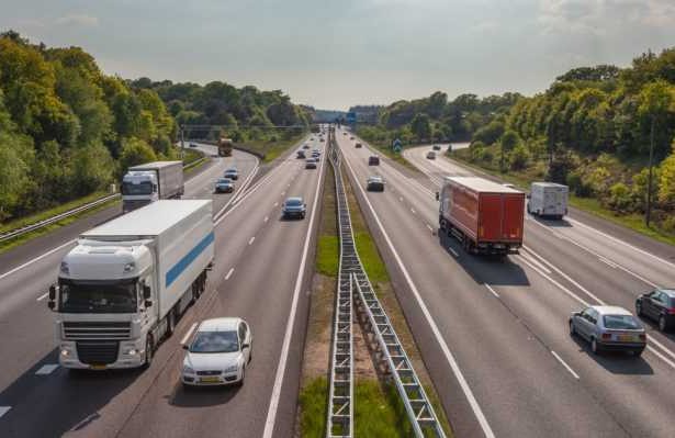 jaf de un milion de euro pe o autostrada din franta patru romani au fost capturati dupa ce au sustras un tir incarcat cu cosmetice de lux