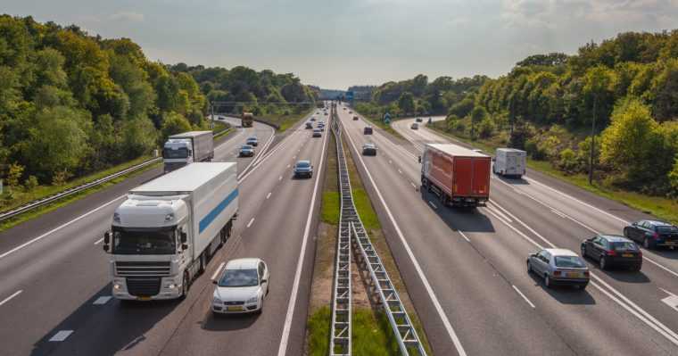 jaf de un milion de euro pe o autostrada din franta patru romani au fost capturati dupa ce au sustras un tir incarcat cu cosmetice de
