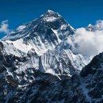 record istoric pe everest 274 de alpinisti au asediat varful intr o singura zi