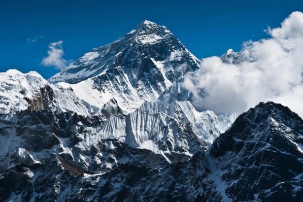 record istoric pe everest 274 de alpinisti au asediat varful intr o singura zi