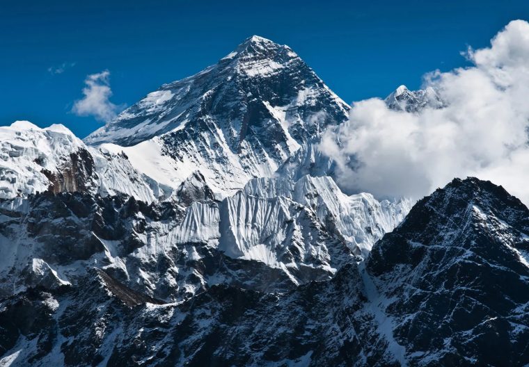 record istoric pe everest 274 de alpinisti au asediat varful intr o singura zi