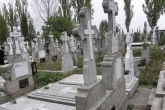 scena socanta in cimitirul bellu dans provocator pe morminte incheiat cu retineri