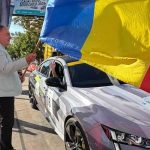 start festiv cu drapelul fluturand la raliul argesului