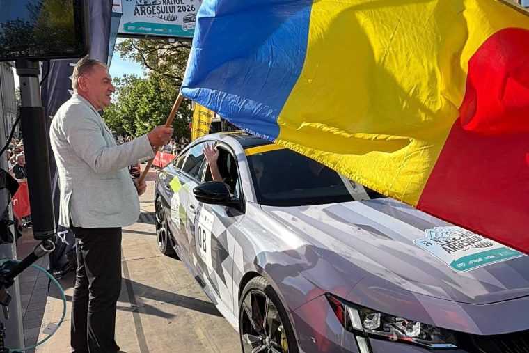 start festiv cu drapelul fluturand la raliul argesului