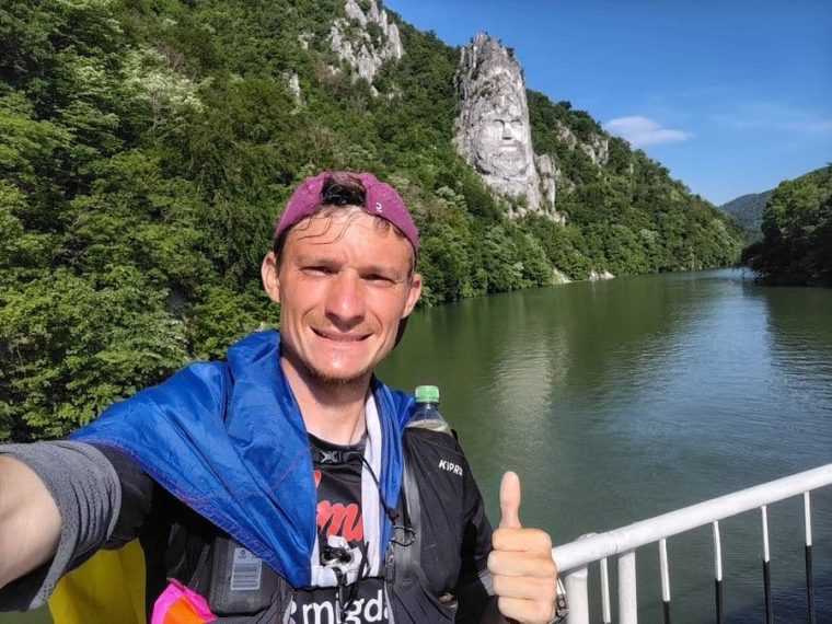 ultramaratonist lovit de o masina in timpul unei curse pentru copiii cu dizabilitati la granitele romaniei