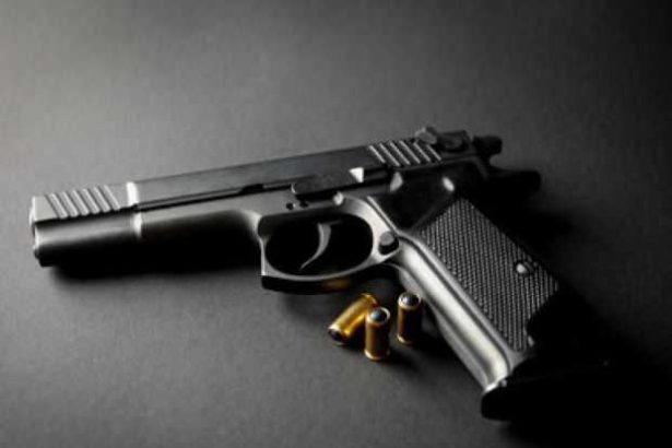 A uitat pistolul acasa si a raportat ca i a fost furat din masina