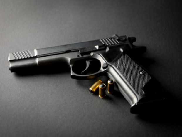 A uitat pistolul acasa si a raportat ca i a fost furat din masina