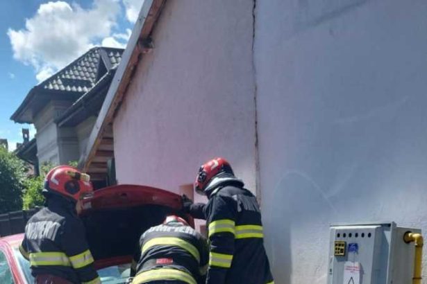 Accident la Campulung O masina a lovit un panou Distrigaz