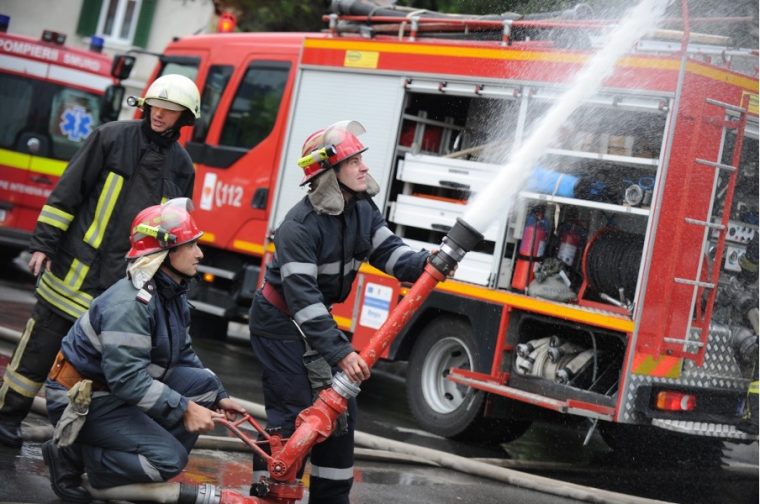 Alerta in Portul Agigea Incediu puternic cu emisii mari de fum autoritatile au emis mesaj Ro Alert