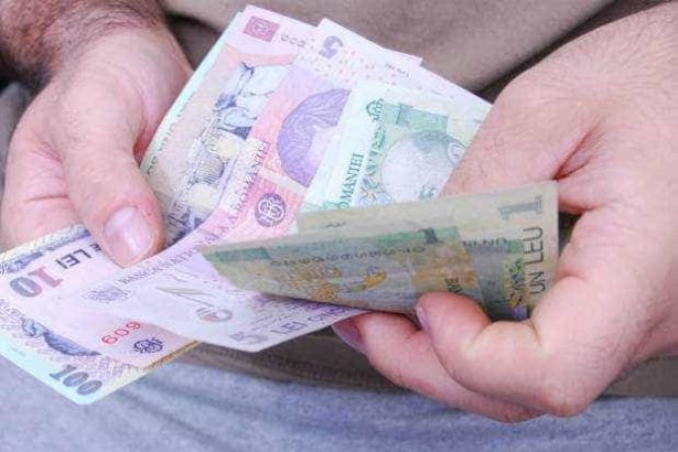 Alocatia pentru copii ar putea fi reduca la 100 de lei Parlamentarii sugereaza o bursa de prezenta de 250 de lei
