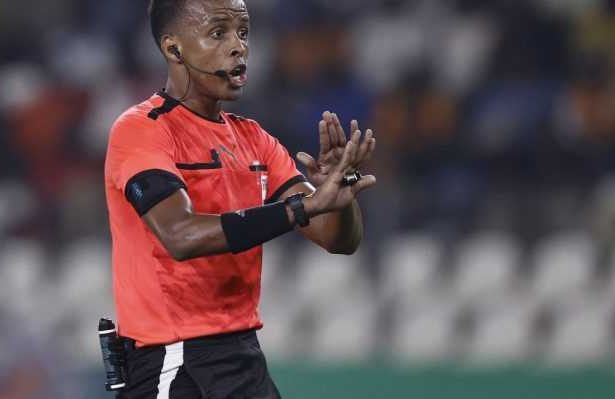 Arbitrul somalez exclus de la Cupa Mondiala intampinat ca un erou la intoarcerea acasa