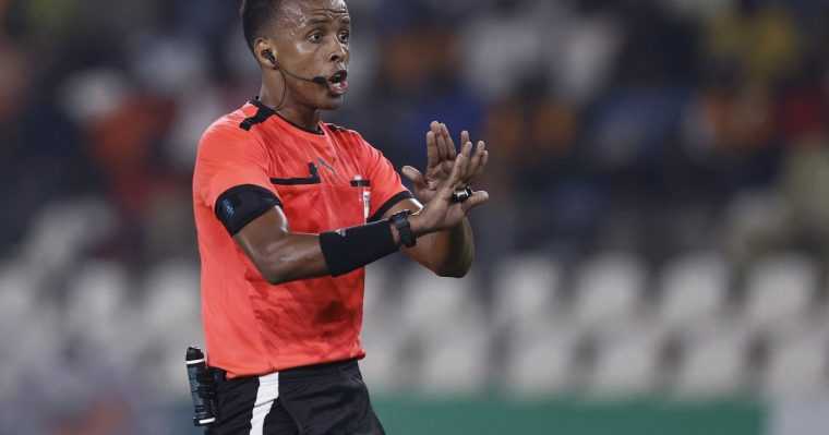 Arbitrul somalez exclus de la Cupa Mondiala intampinat ca un erou la intoarcerea acasa