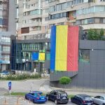 Clinica Dr Teo cu Tricolorul in prim plan la Pitesti Vineri ceremonie la Drapelul National