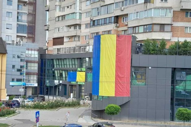 Clinica Dr Teo cu Tricolorul in prim plan la Pitesti Vineri ceremonie la Drapelul National