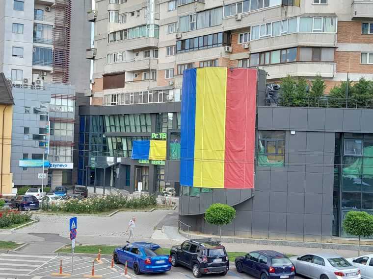 Clinica Dr Teo cu Tricolorul in prim plan la Pitesti Vineri ceremonie la Drapelul National