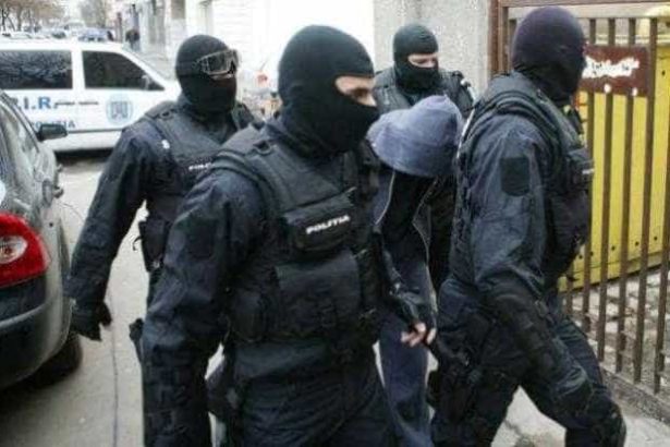 Contabilul sef si casierii unui CAR din Arges au creat imprumuturi fictive timp de 15 ani