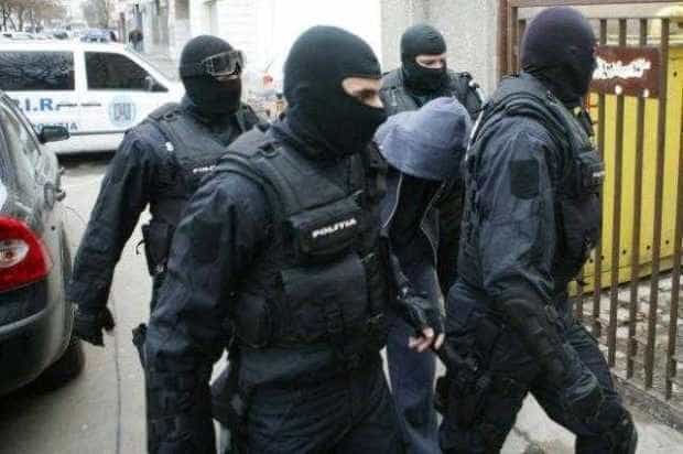 Contabilul sef si casierii unui CAR din Arges au creat imprumuturi fictive timp de 15 ani